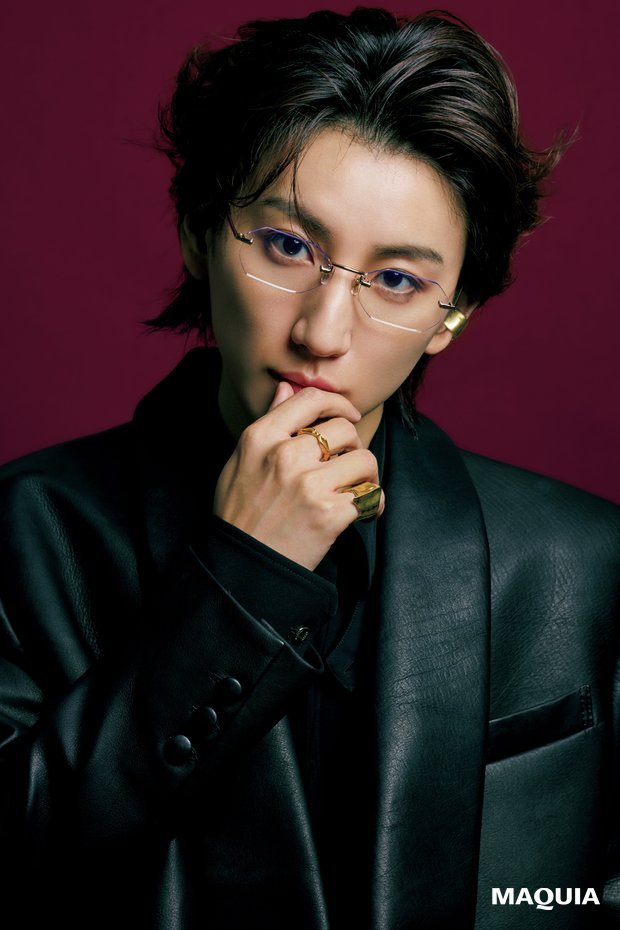 maquia_magazine's tweet photo. 【#京本大我 さん（#SixTONES）】マキア11月号の撮影裏話＆掲載カットをお届け💫メロさ限界突破！

今回のテーマは、京本さんの柔らかさと強さ、その両極の美しさを捉える「白と黒」。さらに、ラフな表情や仕草を切り取る「メロ」も加えて、京本さんの振れ幅をたっぷり撮影しました💐

🔗撮影裏話＆掲載カットはこちら
https://t.co/5u5IbiG1Pp