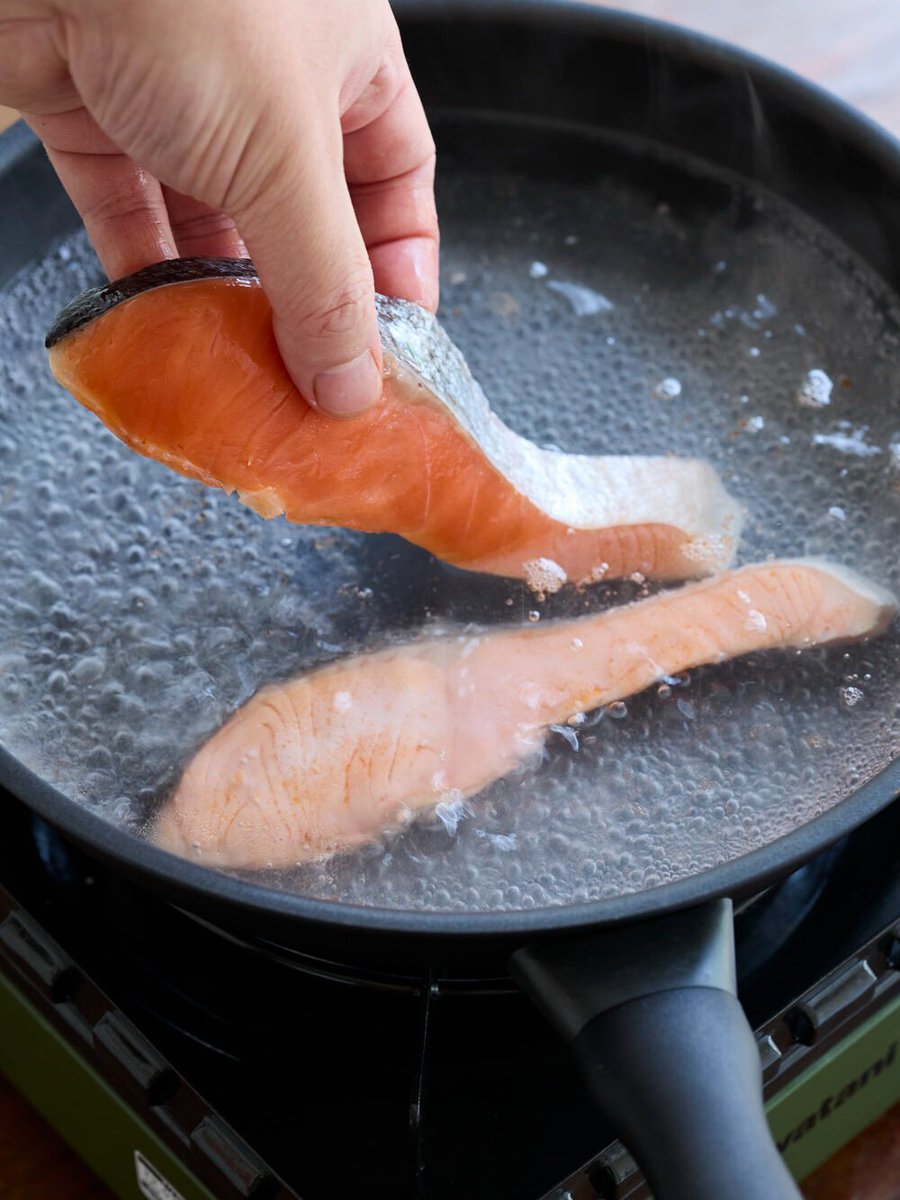 ORANGEPAGE_mag's tweet photo. 魚の「湯煮」って知っていますか？
その名の通り、魚を水＋酒で静かにゆでるだけなのですが、これが超おいしい😋
さらに後片付けが劇的にラクなのもうれしい❣️
「鮭のバターポン酢きのこのっけ」は、
ゆでたきのこをバターとポン酢であえて、
同じお湯で鮭をゆでるだけ。
詳しい作り方はこちら↓ https://t.co/cRFriv5wJ1