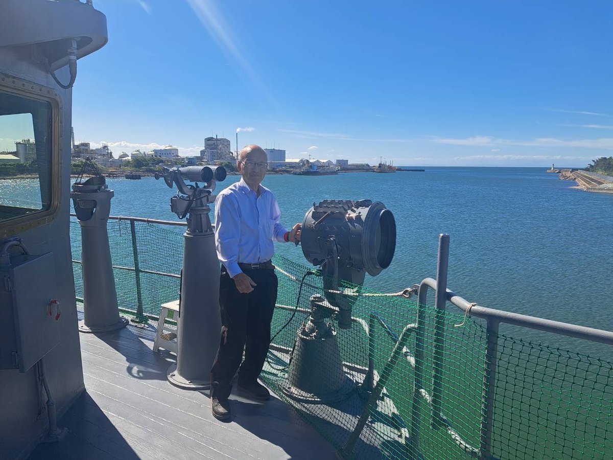 yasukatayama's tweet photo. 片山安孝です。

高砂西港に海上自衛隊の掃海艇が入港したので、見学させてもらいました。厳しい国際情勢の中、日夜国防の最前線で任務にあたっておられる自衛隊の皆さんに敬意を表したいと思います。災害時や鳥インフルエンザ発生時の対応でも自衛隊の皆さんは大きな役割を果たしてきておられます。感謝しかありません。