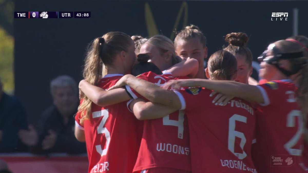 Foetbal247TBG's tweet photo. Twente 1 Utrecht 0. Roord #tweutr https://t.co/TWFGYt7IJZ