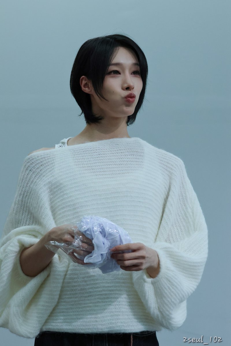 2seul_102's tweet photo. 261004 애플뮤직

내가  뭘 찍은 거지;; 

#XLOV #xlov #RUI 
#엑스러브 #루이 https://t.co/EqIfzixPaC