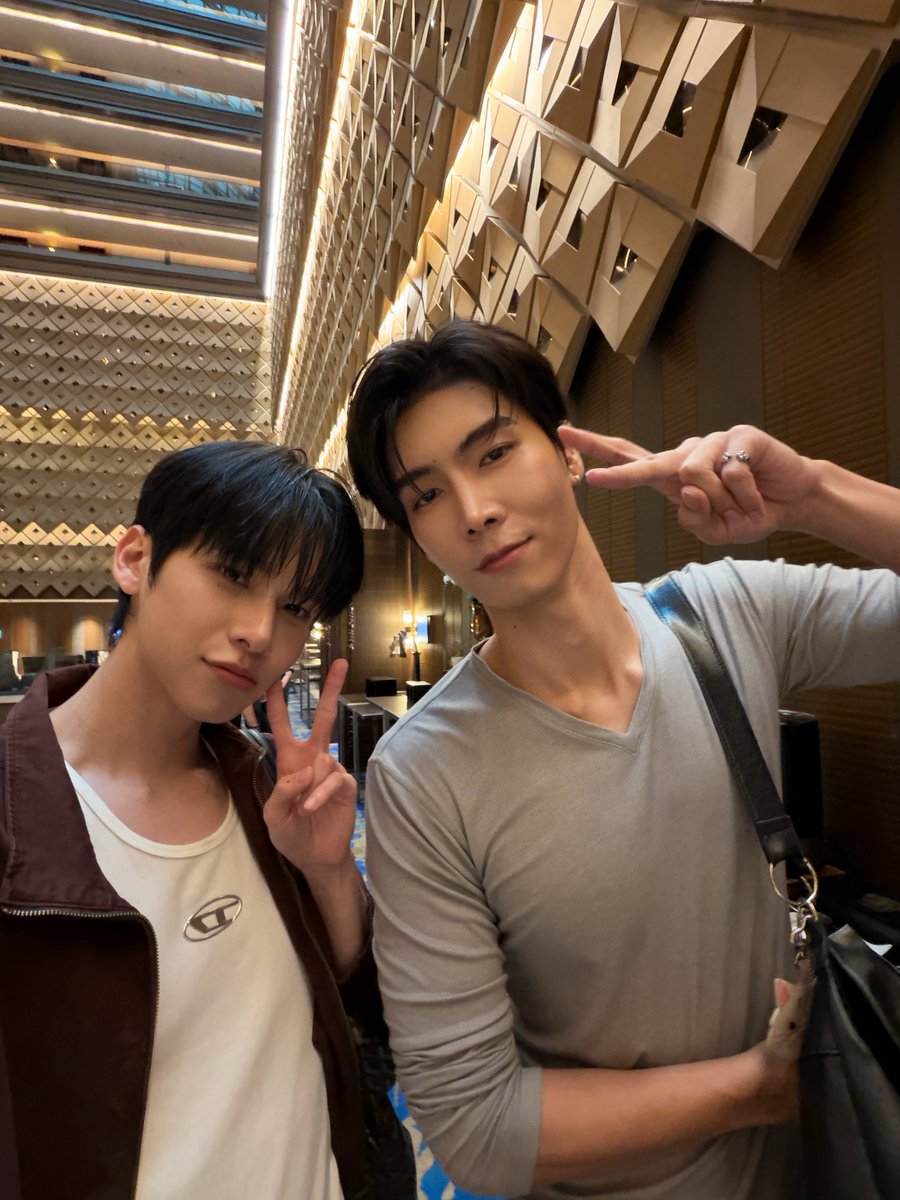 ohmkrit's tweet photo. 👋🏻😋

#JTOhmXHONAHLEE https://t.co/sYnEh8nVAN