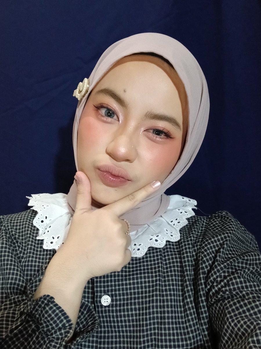 amelyaaraa's tweet photo. coba makeup buat konser 🥳 https://t.co/zqFJfnK0gM