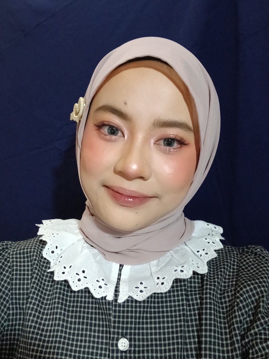 amelyaaraa's tweet photo. coba makeup buat konser 🥳 https://t.co/zqFJfnK0gM