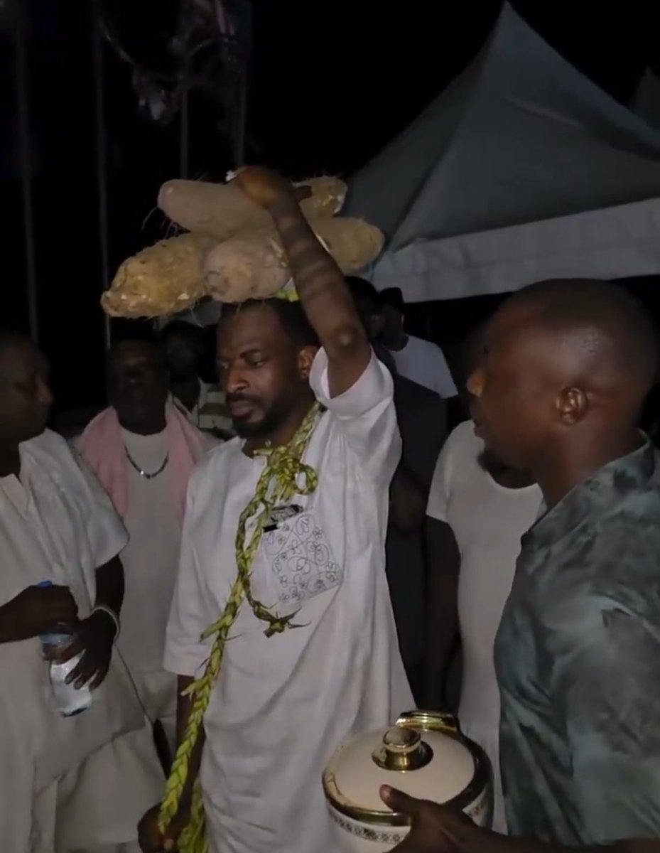 OyoNews1's tweet photo. Nigerian singer, Alexander Adegbola Akande, popularly known as 9ice is neither an African traditionalist and a practicing Babalawo (Ifa priest).

The Gongo Aso crooner revealed he has secretly practiced as a Babalawo for over 18 years. https://t.co/kP5JoJ4ivZ