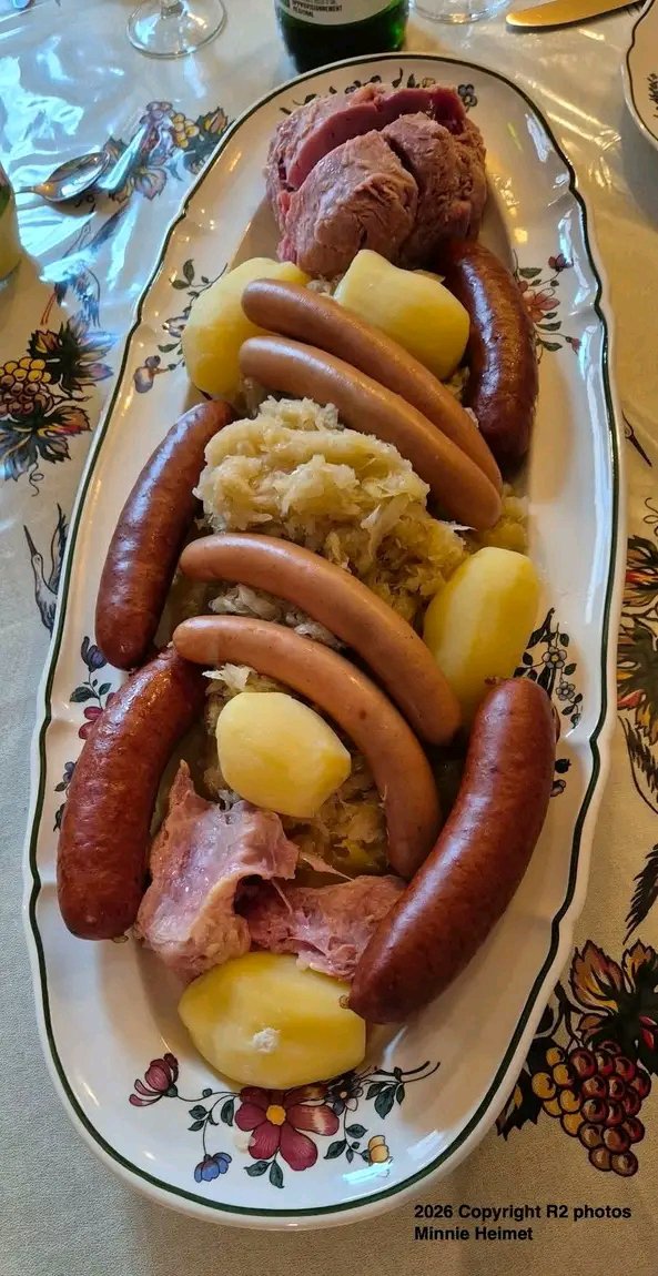t_sebki's tweet photo. Le repas traditionnel du dimanche en #Alsace  bon appétit à tous. https://t.co/MWpdFKfl8G