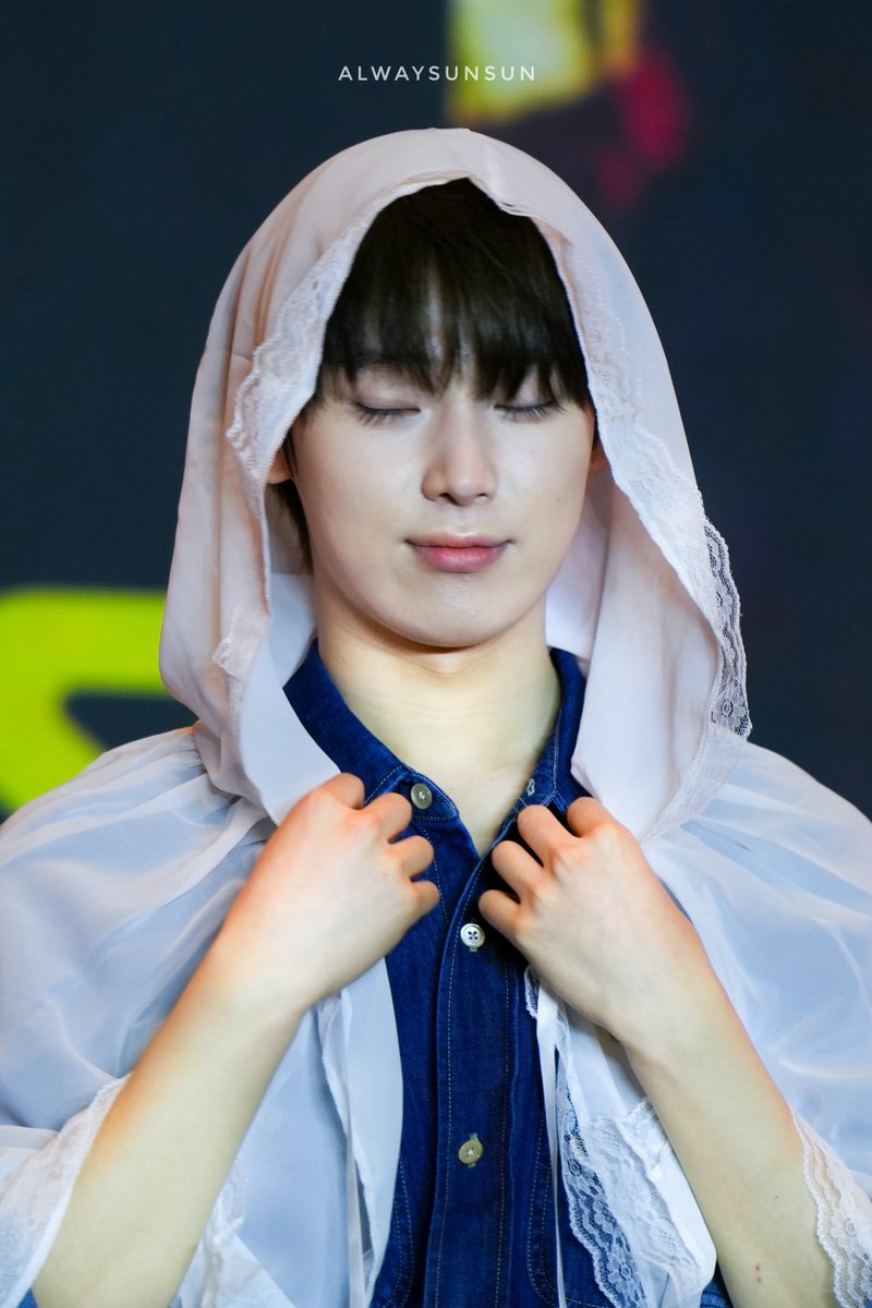 alwaysunsun's tweet photo. 261004 던킨 쇼피 대면

"kamukha niya si mama mary" 😩😭

#선우 #SUNOO #ソヌ
#엔하이픈 #ENHYPEN https://t.co/Km7BjVHisZ