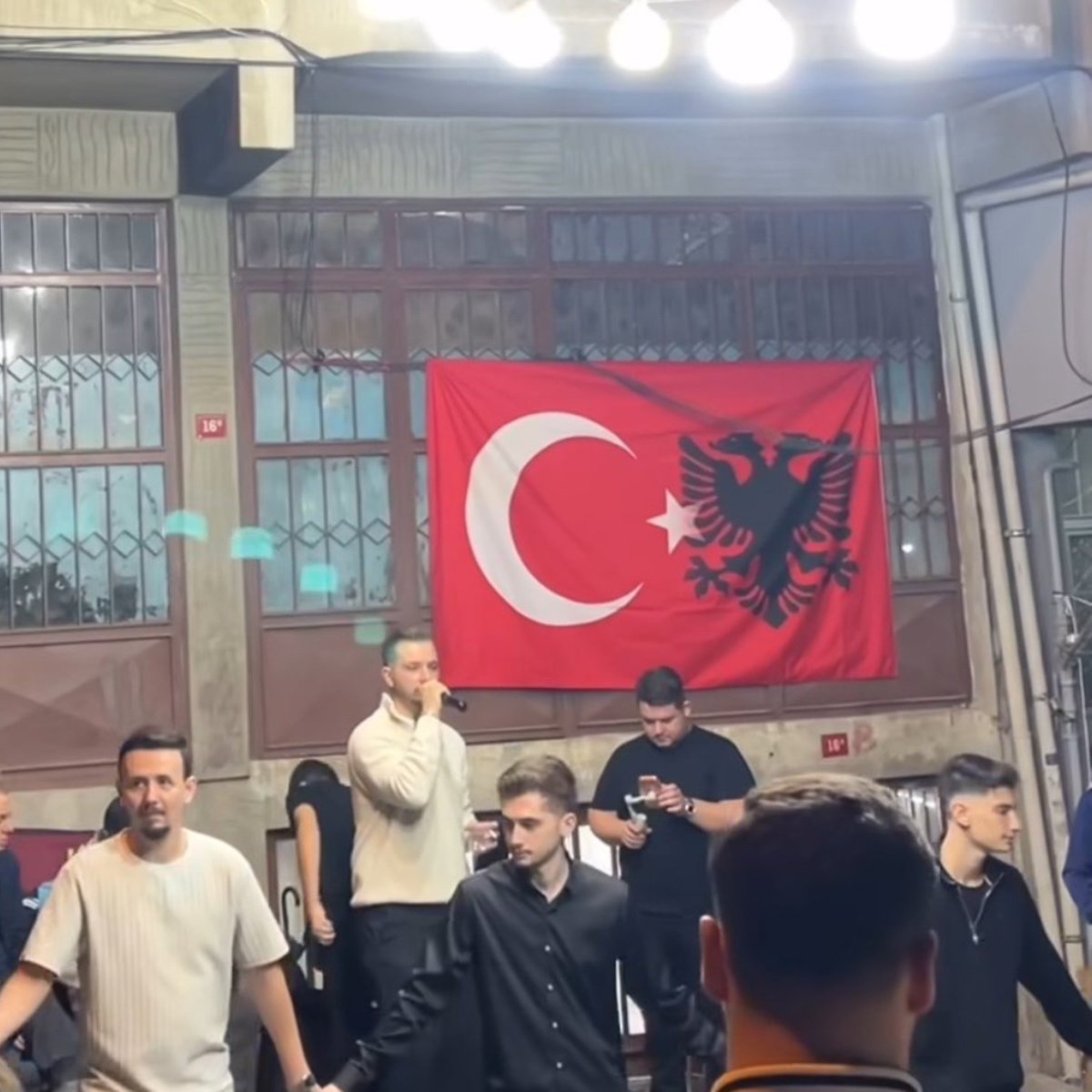 Globalite_TR's tweet photo. 🇦🇱 Arnavut göçmenleri, Türk bayrağının üstüne Arnavut bayrağı motofi işledi.

🇹🇷 Türkiye'deki bayrak kanununa göre bu bir suç. https://t.co/BR2X6LEKc1