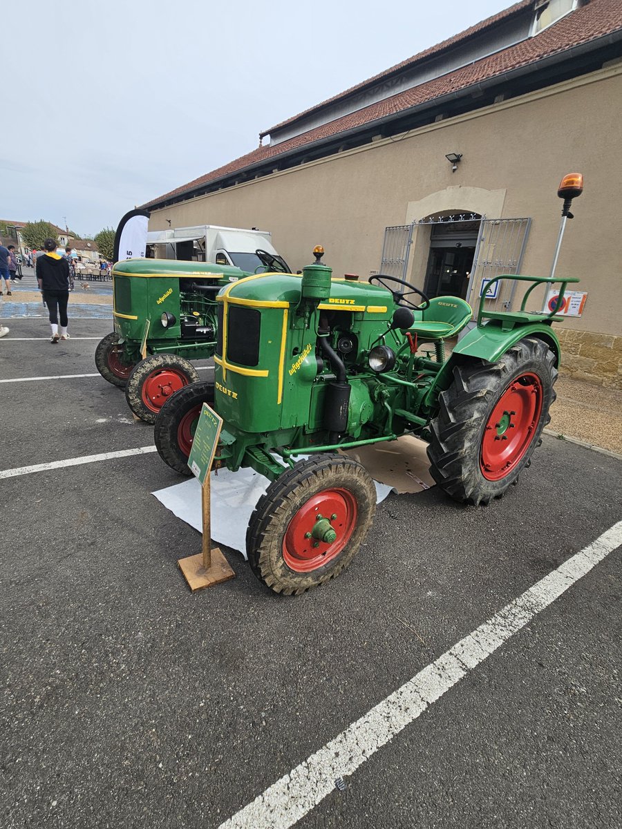 yohanberat10384's tweet photo. JOURNÉE VINTAGE À MIRANDE ! 🛵🚜
dimanche 4 octobre
Exposition de tracteurs enciens
#tracteurAnciens #mirande #gers #vintageJOURNÉE https://t.co/4MX6QGntuP