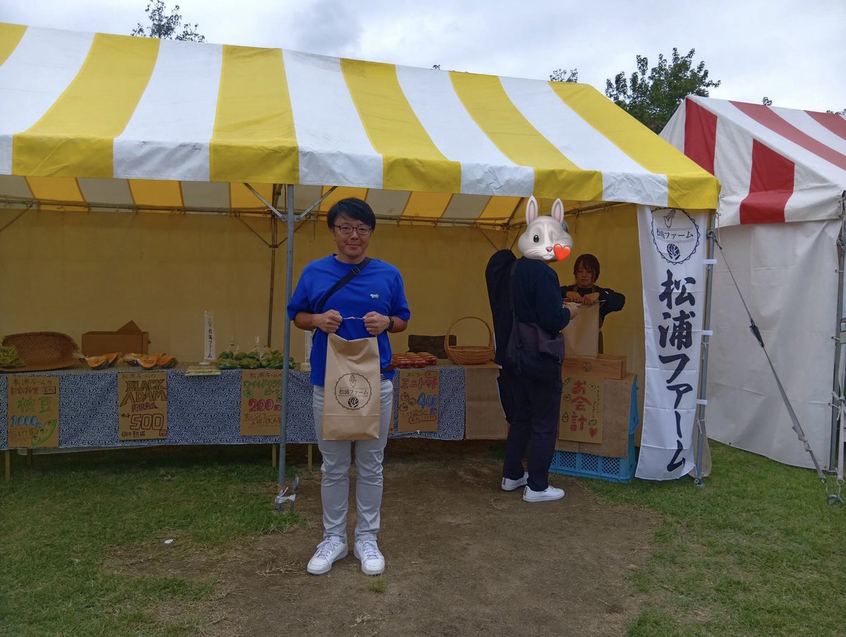 Kanesan1107's tweet photo. 【凄いぞ！北九州市若松区】
若松で100年以上前から続く専業農家の「松浦ファーム」さん。本日のイベントに出展されており、ご挨拶させていただきました！（とうもろこし🌽がとても有名。シーズンオフ）

お兄様と妹様で経営されており、七代目の妹さんとお話しできたのですが、なんと私の最近の若松での活動やInstagramの投稿を既に全てご覧いただいていたとのこと！「いつ来るのかしら？」と話題になっていたそうで…大変失礼いたしました😅 
近く仲間と農場にお邪魔させてください！

購入した新鮮なお野菜は、そのままの味を楽しみたくてサラダに。素材の味が際立っていて、もう絶品でした😋  
全国の皆さま、ぜひ応援をよろしくお願いします！

なお画像のうさぎは、よか隊メンバーです🩵

松浦ファームさんのInstagramはこちら💁‍♂️
https://t.co/GoNcfP0qXX

※許可をいただき、お顔をアップしております。