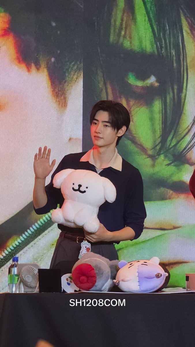 sh1208com's tweet photo. Shopee x ENHYPEN fansign in Manila | 261004

Sunghoon with my Maltese gift 🥹💓 https://t.co/svYpMuzIaO