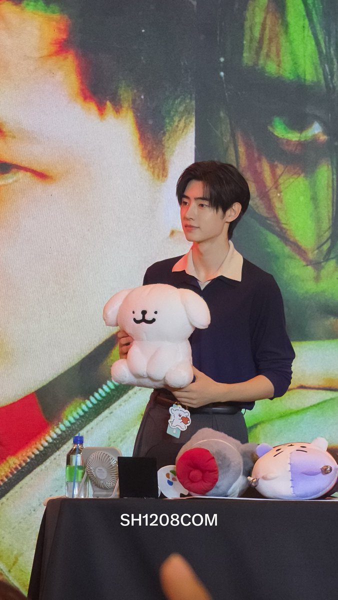 sh1208com's tweet photo. Shopee x ENHYPEN fansign in Manila | 261004

Sunghoon with my Maltese gift 🥹💓 https://t.co/svYpMuzIaO