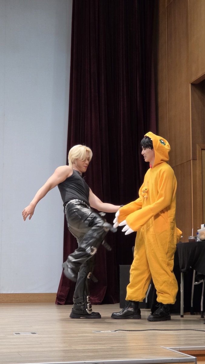 geonbbaang's tweet photo. man and agumon violence sighted https://t.co/N7FVu181Xx