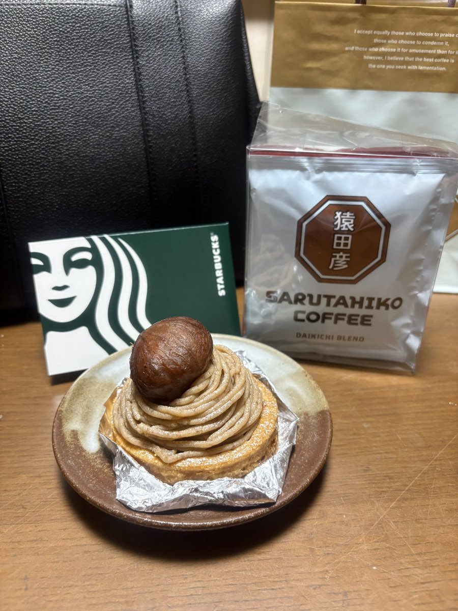 shoco105's tweet photo. 姉達とギャルからフライングでプレゼント&amp;ケーキ届いた🥰
何故か栗を剥くのにハマってる姉1号がモンブランに変身させてきてくれた🌰🍰
ギャル🌻が猿田彦のコーヒーくれたよ😍
嬉しいね☺️ https://t.co/fpWaGuSGnG