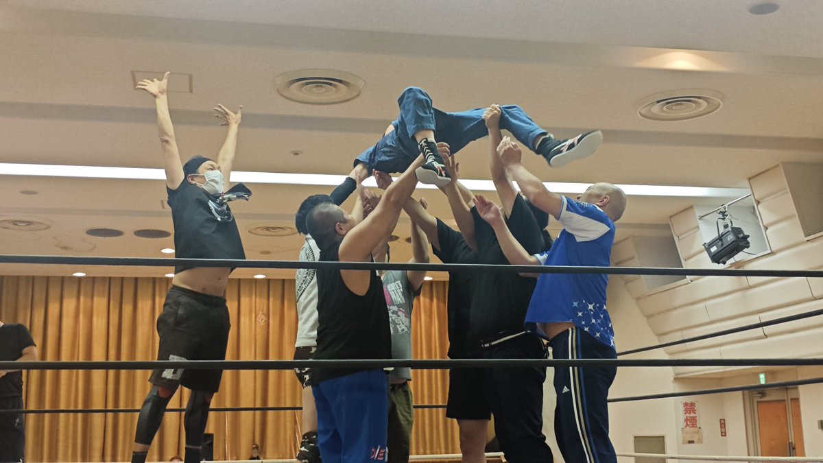 tataminator's tweet photo. ザ・ボスコニアンのセルフ引退セレモニーの直後、
風渡辺琉が2026年末を以ての引退を発表

藪木とのもう一丁はあるのか
あったらいいな
#RAW94 https://t.co/TZNMvtrmJb