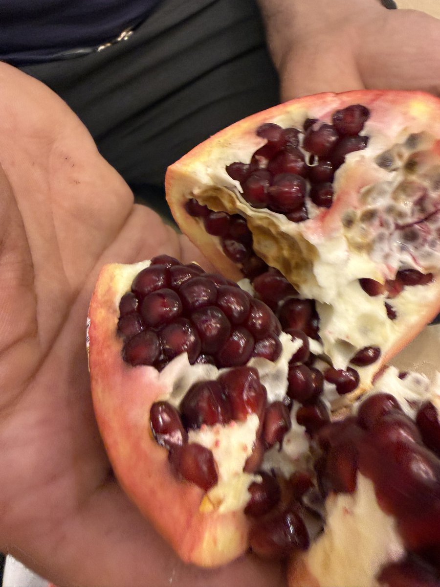 zakuro_tokyo's tweet photo. ザクロ(チリ産)従業員たちで食べるために買いましたが、意外とザクロを食べたことがないというお客様が多かったのでひそかに店頭販売しています。１個150円。 https://t.co/KNxl5aGwYa