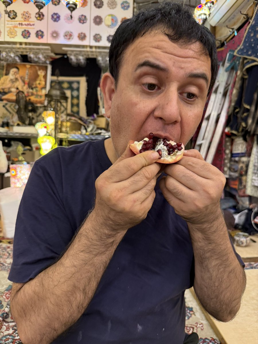 zakuro_tokyo's tweet photo. ザクロ(チリ産)従業員たちで食べるために買いましたが、意外とザクロを食べたことがないというお客様が多かったのでひそかに店頭販売しています。１個150円。 https://t.co/KNxl5aGwYa