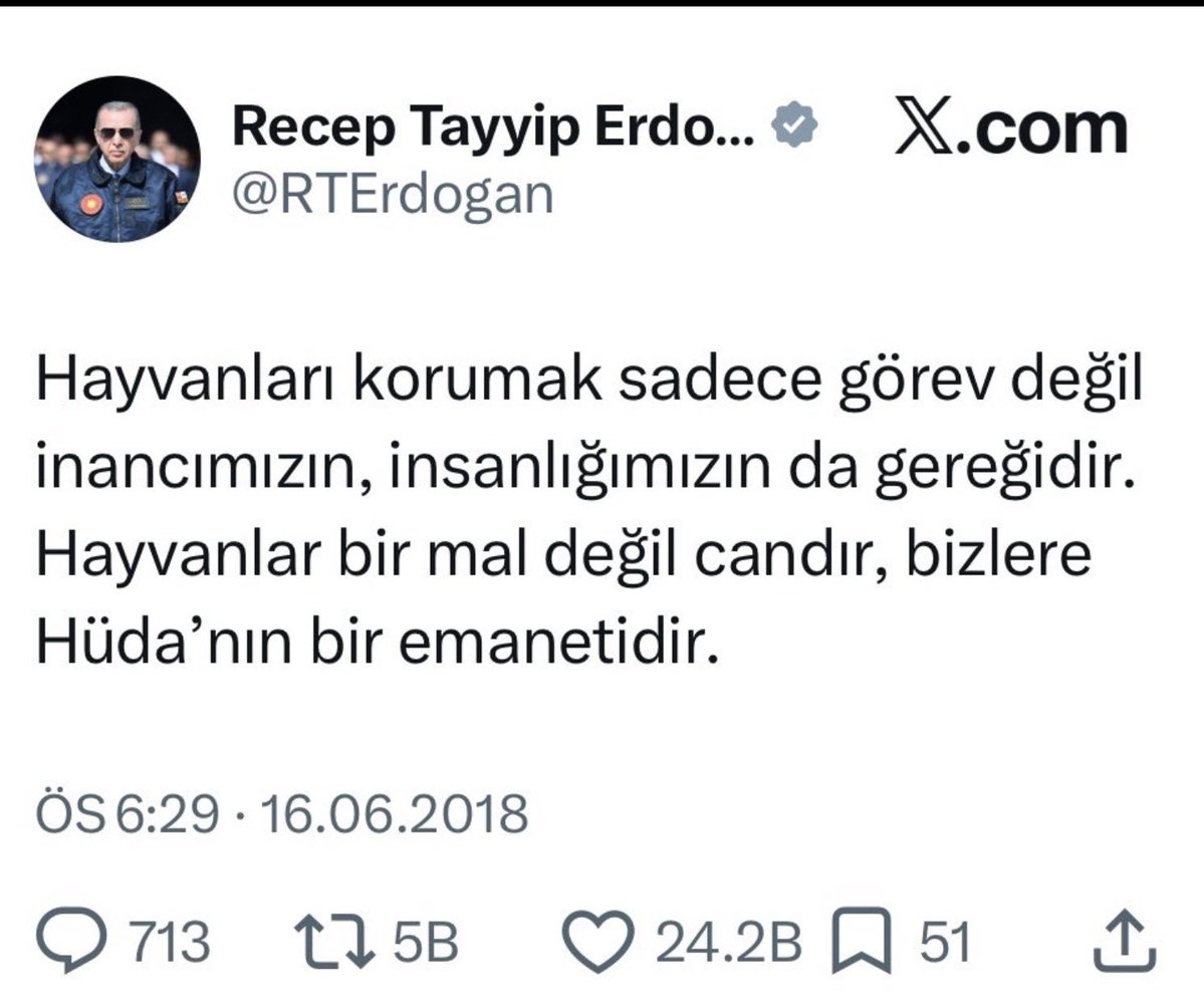 cenkerenonline's tweet photo. Sayın Cumhurbaşkanım,

Bir gün, sizden saklanan ya da size eksik aktarılan gerçekleri bütün açıklığıyla göreceğinize dair umudumu hâlâ koruyorum.

Barınakların gerçek durumunu ve kapasitesini toplanan hayvanların hangi şartlarda yaşamaya çalıştığını; “Onları insani ve güzel koşullarda yaşatıyoruz” denilen yerlerde gerçekte neler yaşandığını keşke kendi gözlerinizle görebilseniz.

İnanıyorum ki bir gün bütün gerçekler ortaya çıkacak ve size anlatılanlarla yaşananlar arasındaki fark görülecek.

Ama benim asıl üzüntüm, o gün gelene kadar Allah’ın bize emaneti olan bu canların yaşadıkları… Keşke onların sesini duyabilseydiniz. Keşke gözlerindeki korkuyu, çaresizliği ve sessizce verdikleri yaşam mücadelesini görebilseydiniz.

Tek dileğim, gerçeklerin çok geç olmadan görülmesi ve bu sessiz canların daha fazla acı çekmemesi.
@RTErdogan 
#4EkimHayvanlarıKorumaGünü 
#SokakHayvanlarıSahipsizDeğil