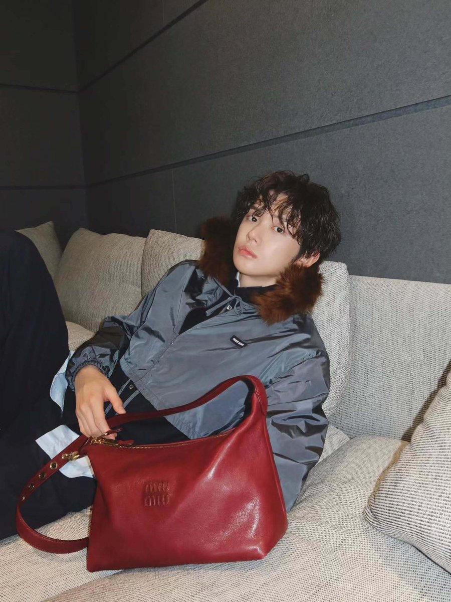 yeji82889's tweet photo. Stunning silhouette dominates the global fashion spotlight.

YEONJUN MIUMIU PRINCE
#YEONJUNxMiuMiu #YEONJUN
#MiuMiuSS27 @MIUMIUofficial https://t.co/laOjWYAIvm