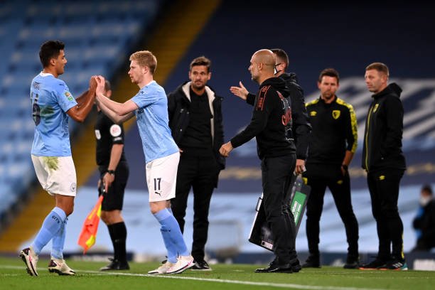 DeeTriumph's tweet photo. Rodri was so happy to see Kevin De Bruyne’s children, Romeo and Mason. 🥹🩵

Before walking out for warm-up, he played with them. After the warm-up, Mason raised his hand for Rodri to meet it — just like Rodri and De Bruyne used to do as substitutes. 😭

Mason is representing his father. 🩵

Rodri: “Mason, over to you now. Go and do it like your father.” 😂🩵