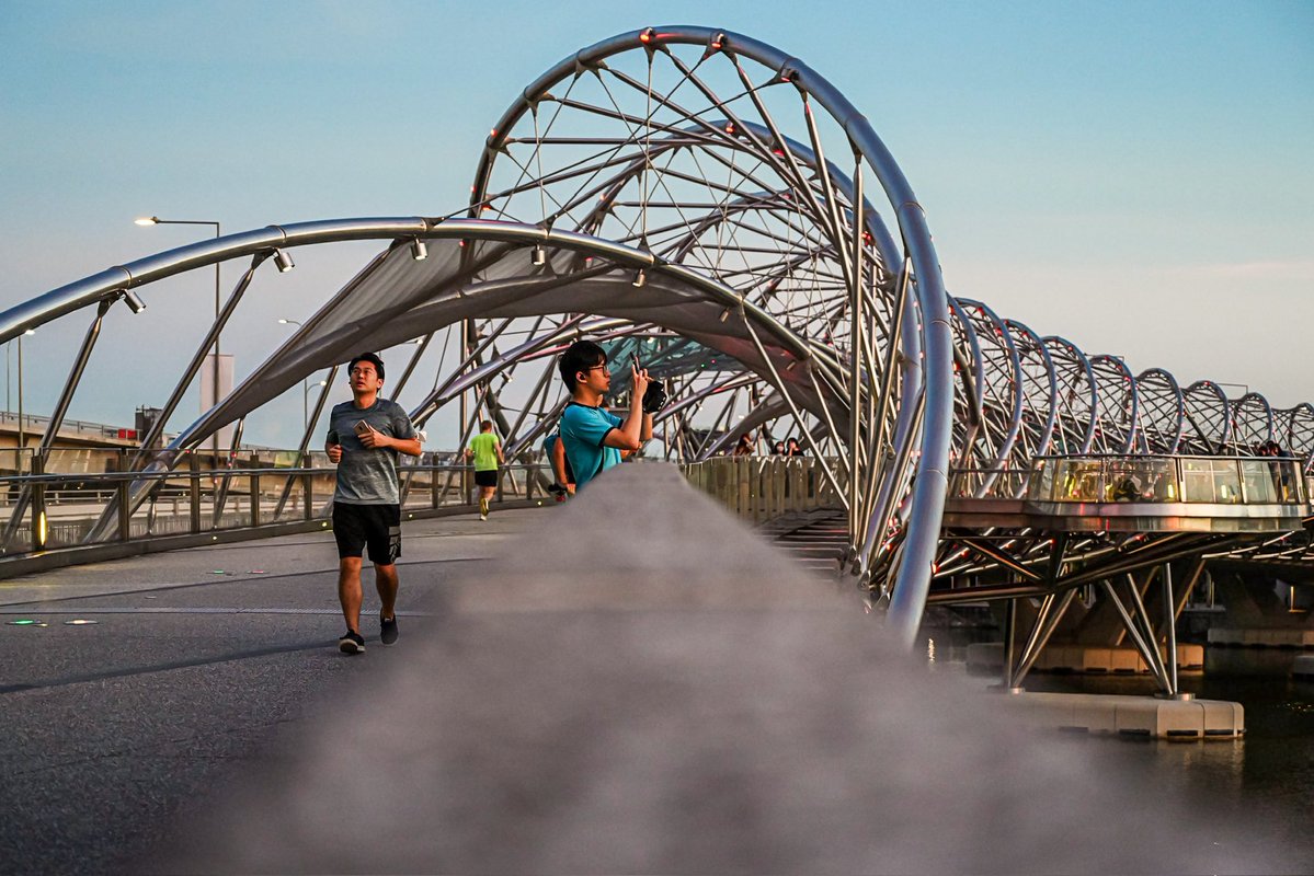 javanng's tweet photo. Twisted beauty! The Helix Bridge in Singapore never fails to impress. Whether you’re out for a jog or taking photos, it’s a must-visit spot in Singapore!

#singapore #visitsingapore #bridgesofinstagram #architecturelovers #marinabay https://t.co/o7xorZjxcT