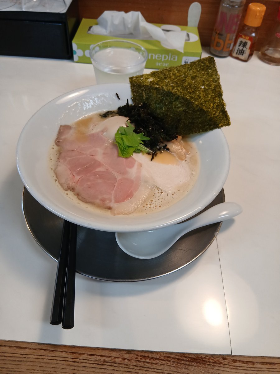 enemymik_1341's tweet photo. 数ヶ月ぶりの鶏白湯🥰　濃厚でクリーミーな旨味ががっつりなのに味がしつこくなくて飲み干した後もおかわりしたくなるくらいにスープが兎に角絶品💖　味玉や2種類のチャーシューも最高でマスターもいい人😆♫　ごちそうさまでした♫ https://t.co/SkEAjB4WRN