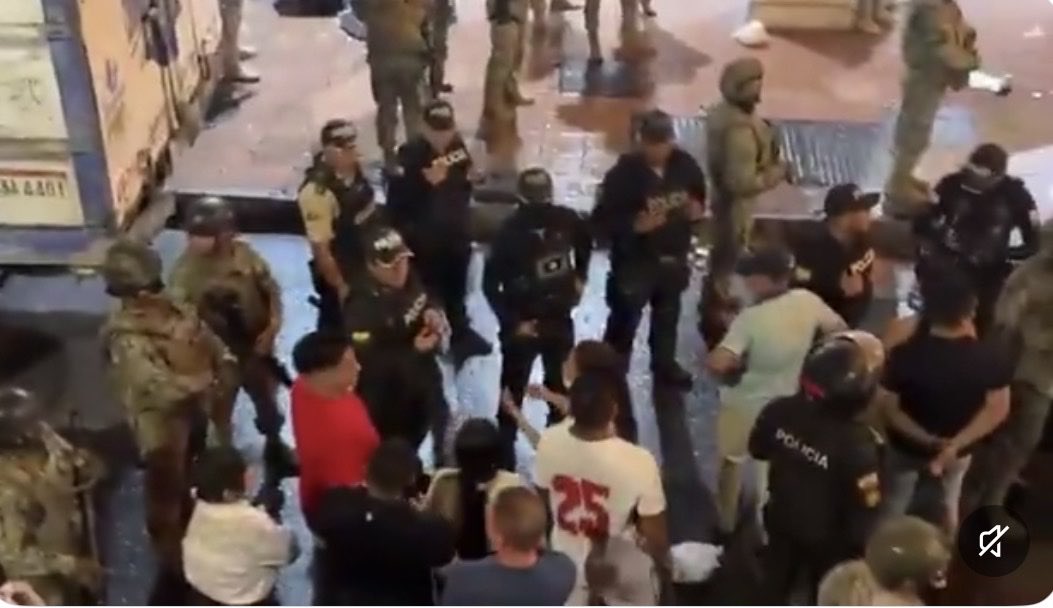Ricardo_Vanegas's tweet photo. #Vaya…vaya

¿MATUTEROS ASUSTADOS?

Sorpresivo operativo de Aduanas, con apoyo de militares y policías, en locales de la Bahía de Guayaquil para verificar el origen y la documentación de las mercaderías que se comercializan.

Los comerciantes observan atentos el despliegue. https://t.co/UjmPkalIhZ