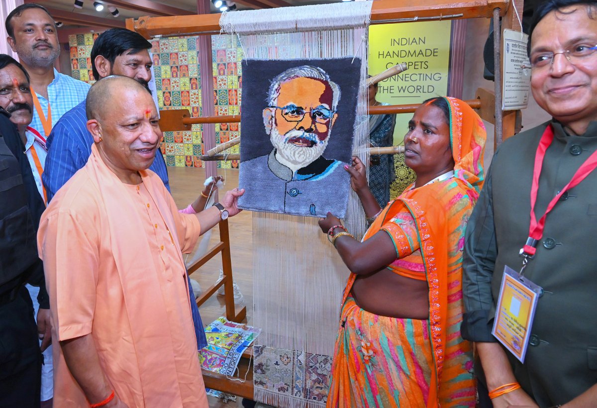 myogiadityanath's tweet photo. जनपद भदोही में आज एशिया के सबसे बड़े अंतरराष्ट्रीय हस्तनिर्मित कालीन व्यापार मेला 'इंडिया कारपेट एक्सपो' के स्वर्ण जयंती संस्करण का शुभारंभ हुआ।

इस अवसर पर कालीन उद्योग से जुड़े निर्यातकों, विक्रेताओं एवं प्रमुख उद्यमियों से संवाद भी किया।

जिन हाथों ने सदियों तक कालीन बुना, उनमें नई तकनीक और नई डिजाइन भी होनी चाहिए। हमारी सरकार ने कारीगरों के हुनर, कला और उनकी साधना को पहचान दिलाने के लिए प्रयास प्रारंभ किए। इसके बाद मार्केट भी मिला और डिजाइन भी।

'इंडिया कारपेट एक्सपो' की 50 वर्षों की गौरवशाली यात्रा से जुड़े सभी लोगों को हार्दिक बधाई तथा निर्यातकों, विक्रेताओं, उद्यमियों, कारीगरों एवं हस्तशिल्पियों को हार्दिक शुभकामनाएं।