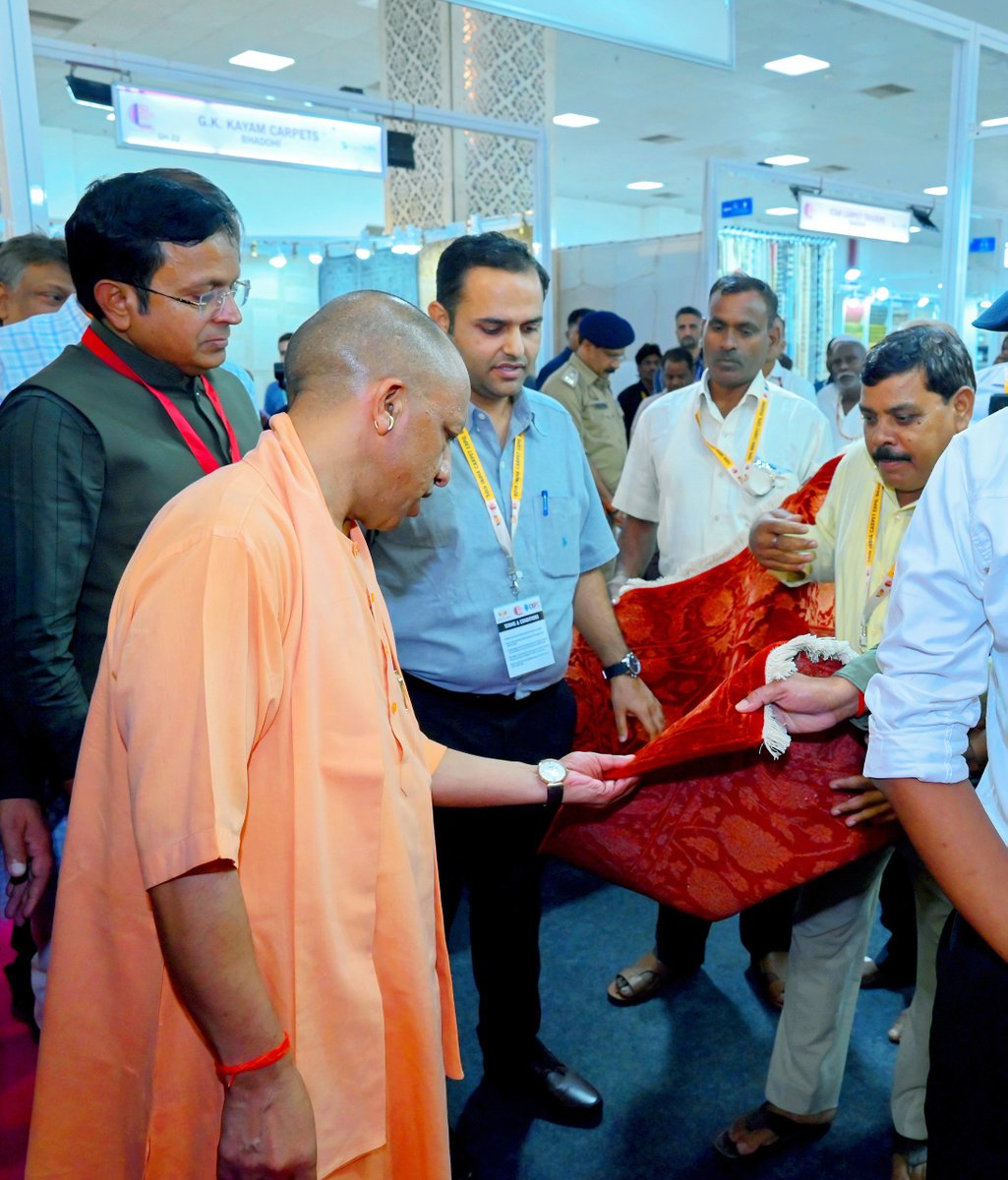 myogiadityanath's tweet photo. जनपद भदोही में आज एशिया के सबसे बड़े अंतरराष्ट्रीय हस्तनिर्मित कालीन व्यापार मेला 'इंडिया कारपेट एक्सपो' के स्वर्ण जयंती संस्करण का शुभारंभ हुआ।

इस अवसर पर कालीन उद्योग से जुड़े निर्यातकों, विक्रेताओं एवं प्रमुख उद्यमियों से संवाद भी किया।

जिन हाथों ने सदियों तक कालीन बुना, उनमें नई तकनीक और नई डिजाइन भी होनी चाहिए। हमारी सरकार ने कारीगरों के हुनर, कला और उनकी साधना को पहचान दिलाने के लिए प्रयास प्रारंभ किए। इसके बाद मार्केट भी मिला और डिजाइन भी।

'इंडिया कारपेट एक्सपो' की 50 वर्षों की गौरवशाली यात्रा से जुड़े सभी लोगों को हार्दिक बधाई तथा निर्यातकों, विक्रेताओं, उद्यमियों, कारीगरों एवं हस्तशिल्पियों को हार्दिक शुभकामनाएं।