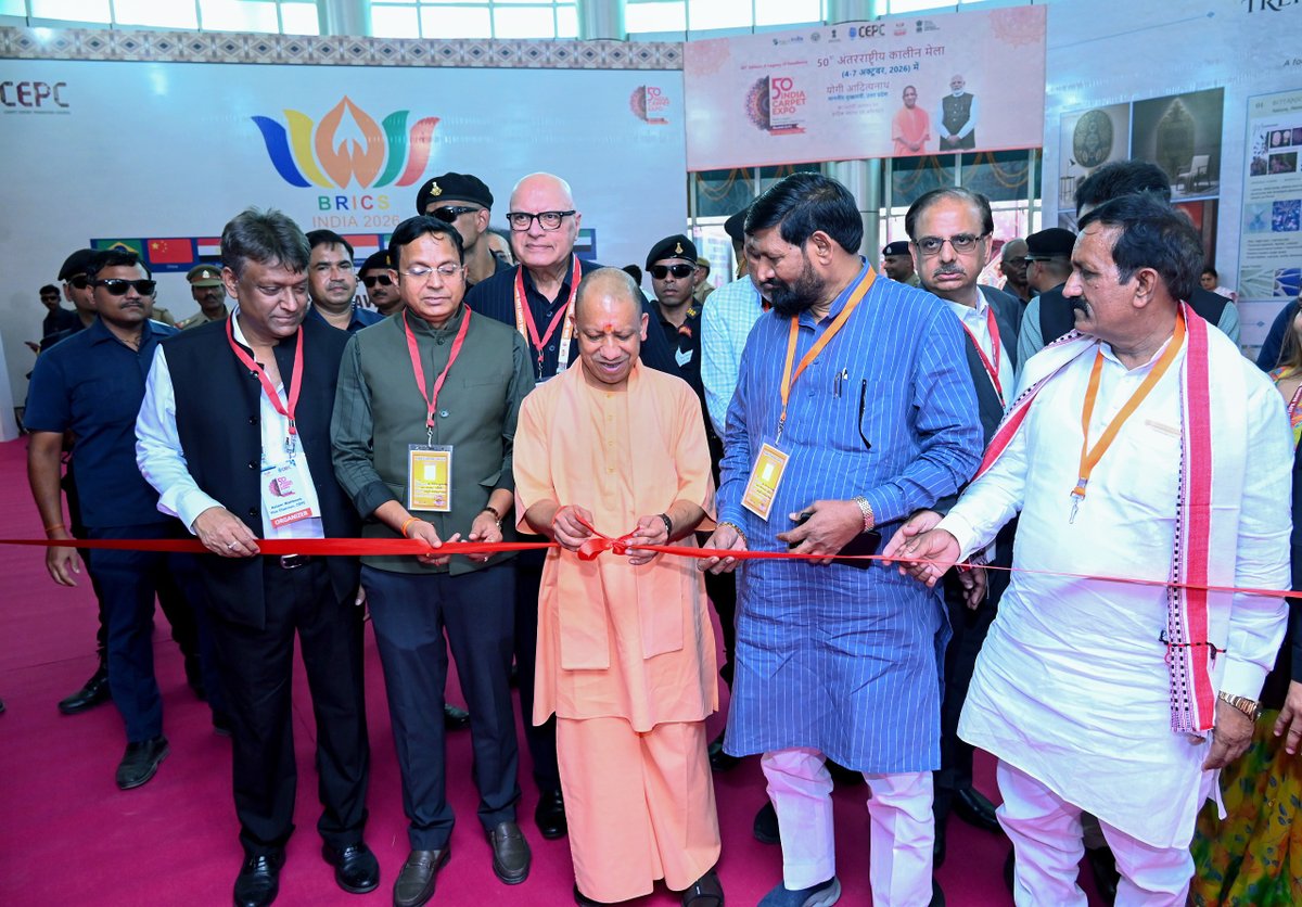 myogiadityanath's tweet photo. जनपद भदोही में आज एशिया के सबसे बड़े अंतरराष्ट्रीय हस्तनिर्मित कालीन व्यापार मेला 'इंडिया कारपेट एक्सपो' के स्वर्ण जयंती संस्करण का शुभारंभ हुआ।

इस अवसर पर कालीन उद्योग से जुड़े निर्यातकों, विक्रेताओं एवं प्रमुख उद्यमियों से संवाद भी किया।

जिन हाथों ने सदियों तक कालीन बुना, उनमें नई तकनीक और नई डिजाइन भी होनी चाहिए। हमारी सरकार ने कारीगरों के हुनर, कला और उनकी साधना को पहचान दिलाने के लिए प्रयास प्रारंभ किए। इसके बाद मार्केट भी मिला और डिजाइन भी।

'इंडिया कारपेट एक्सपो' की 50 वर्षों की गौरवशाली यात्रा से जुड़े सभी लोगों को हार्दिक बधाई तथा निर्यातकों, विक्रेताओं, उद्यमियों, कारीगरों एवं हस्तशिल्पियों को हार्दिक शुभकामनाएं।