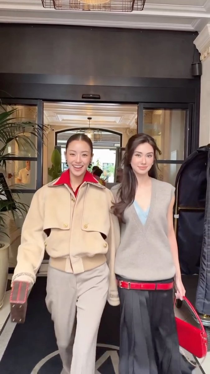 HiSandy_lolo's tweet photo. They look so perfect together, absolutely glowing. The makeup, the styling, everything is flawless. 

#CHANELSpringSummer 
#CHANEL #PFW 
#CHANELSS27xLenaMiu 
#MiuNatsha #LalinaLena https://t.co/eE1rGDbD6S