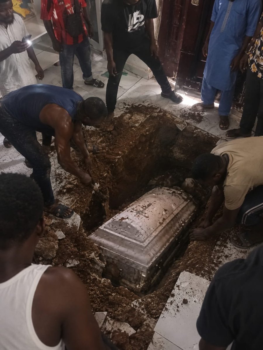 Themrbachelor's tweet photo. The coffin have been exhumed as at this morning. 

Know the house you will rent please 🥺🙏 https://t.co/1kpZCnJOyu