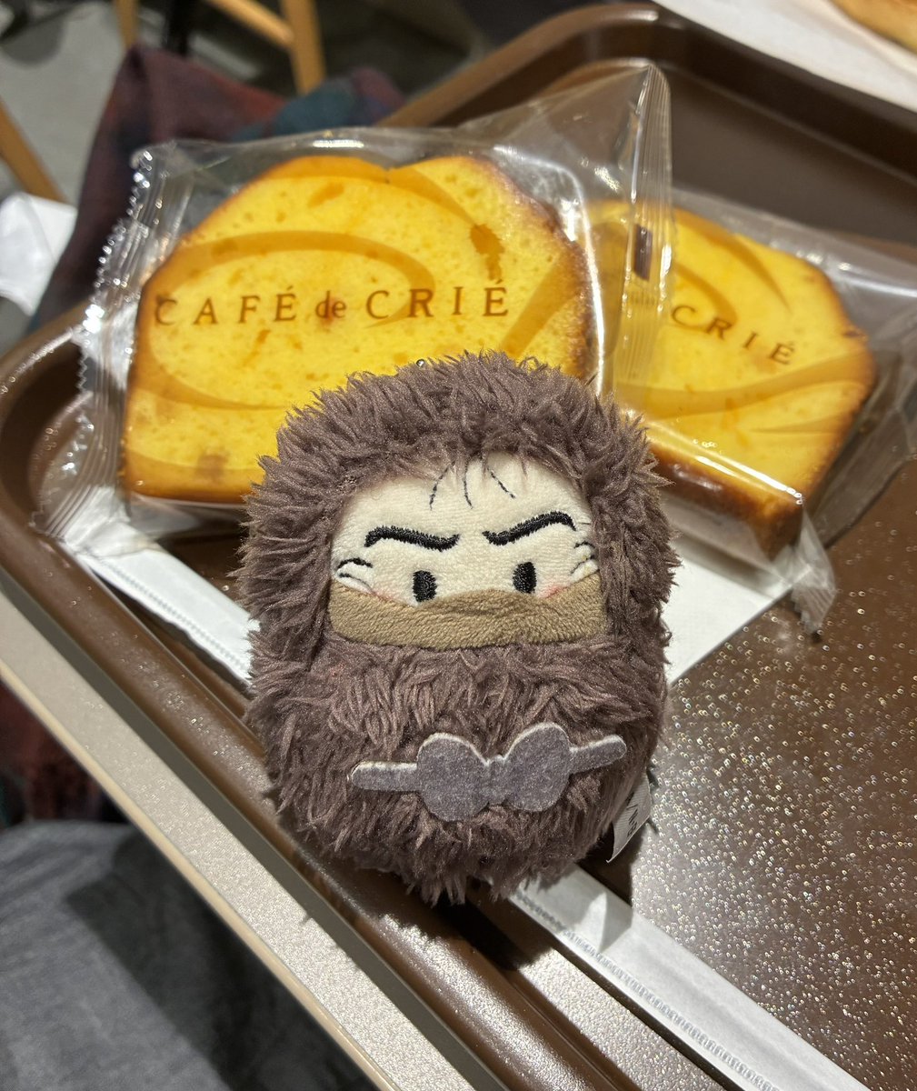 gnxshima's tweet photo. きーたーくー！
自宅に着いて、もろもろ脱いでひと段落。疲れた！でもこれは今日の疲れじゃなくて先週の疲れの残りかな。むしろ今日はとてもリフレッシュ出来た気がする。
いやー刀ブレ本当に良かった！続いて欲しいし、また観に行きたい！
帰りに寄った時に買ったオレンジパウンドケーキ💕 https://t.co/o6RcHNgut5
