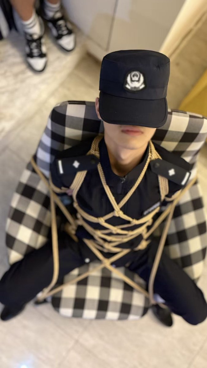 Lychangdong's tweet photo. 人生到处何所似，应似飞鸿踏雪泥

 @ha3091466065149 
#制服 #捆绑 #绳艺 https://t.co/Si4tnznCTq