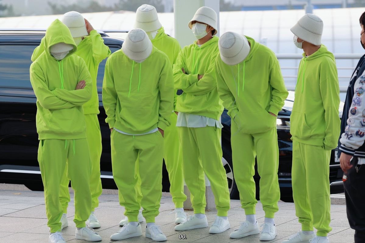 captainhuang_'s tweet photo. maksud jeno dulu tuh gini kali ya, pake baju kembaran di airport yg keren, cool, gagah, eh dapetnya seragam ijo neon🥲 https://t.co/H4Tr4j8Urw