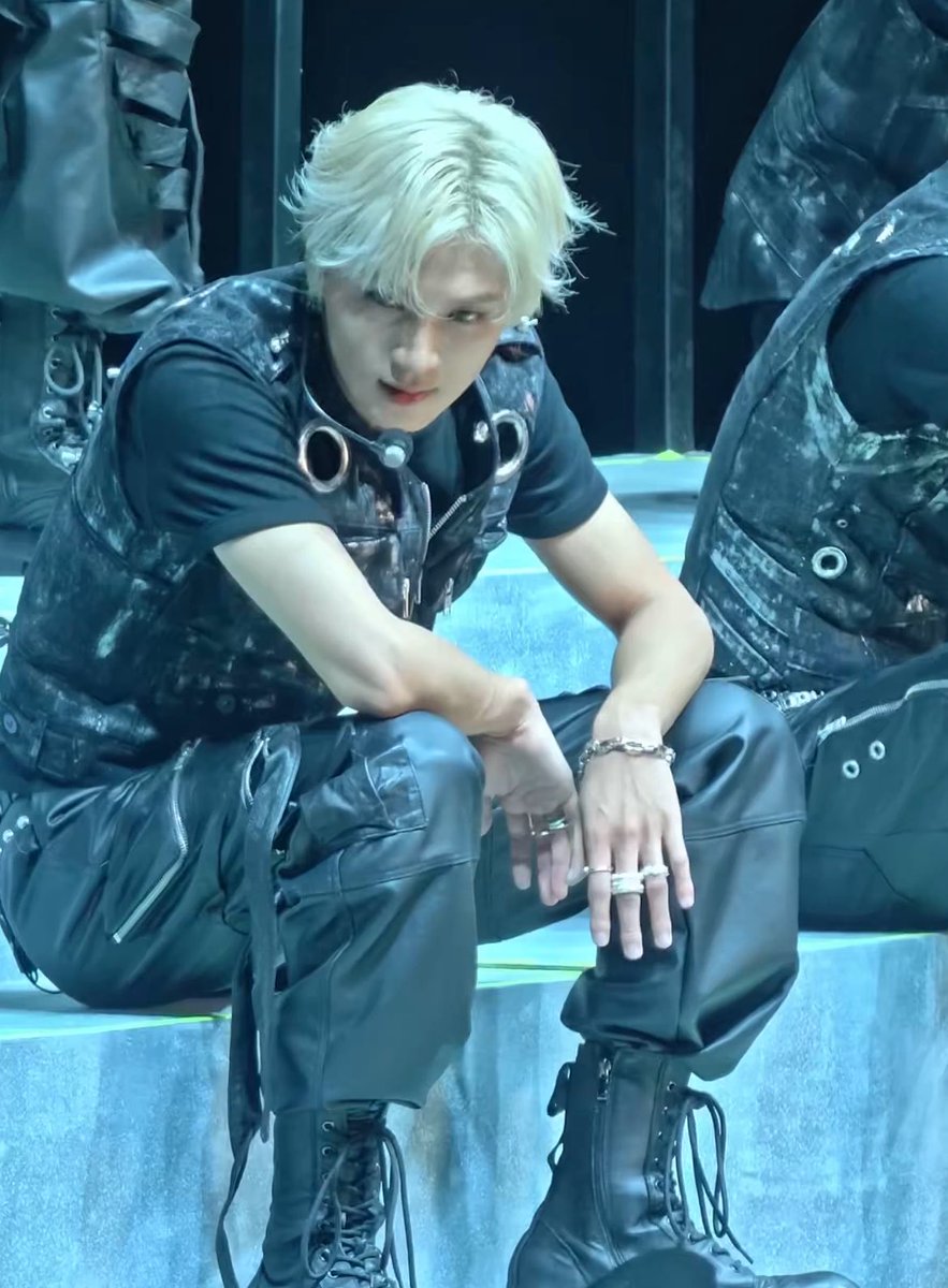 haephilia's tweet photo. what a fine man… https://t.co/pjKs2PkdyC