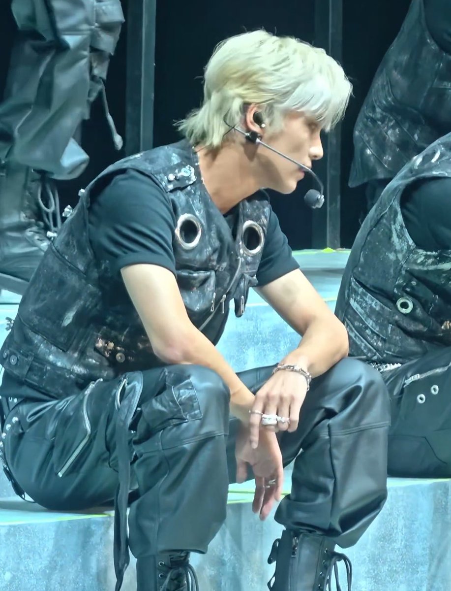 haephilia's tweet photo. what a fine man… https://t.co/pjKs2PkdyC