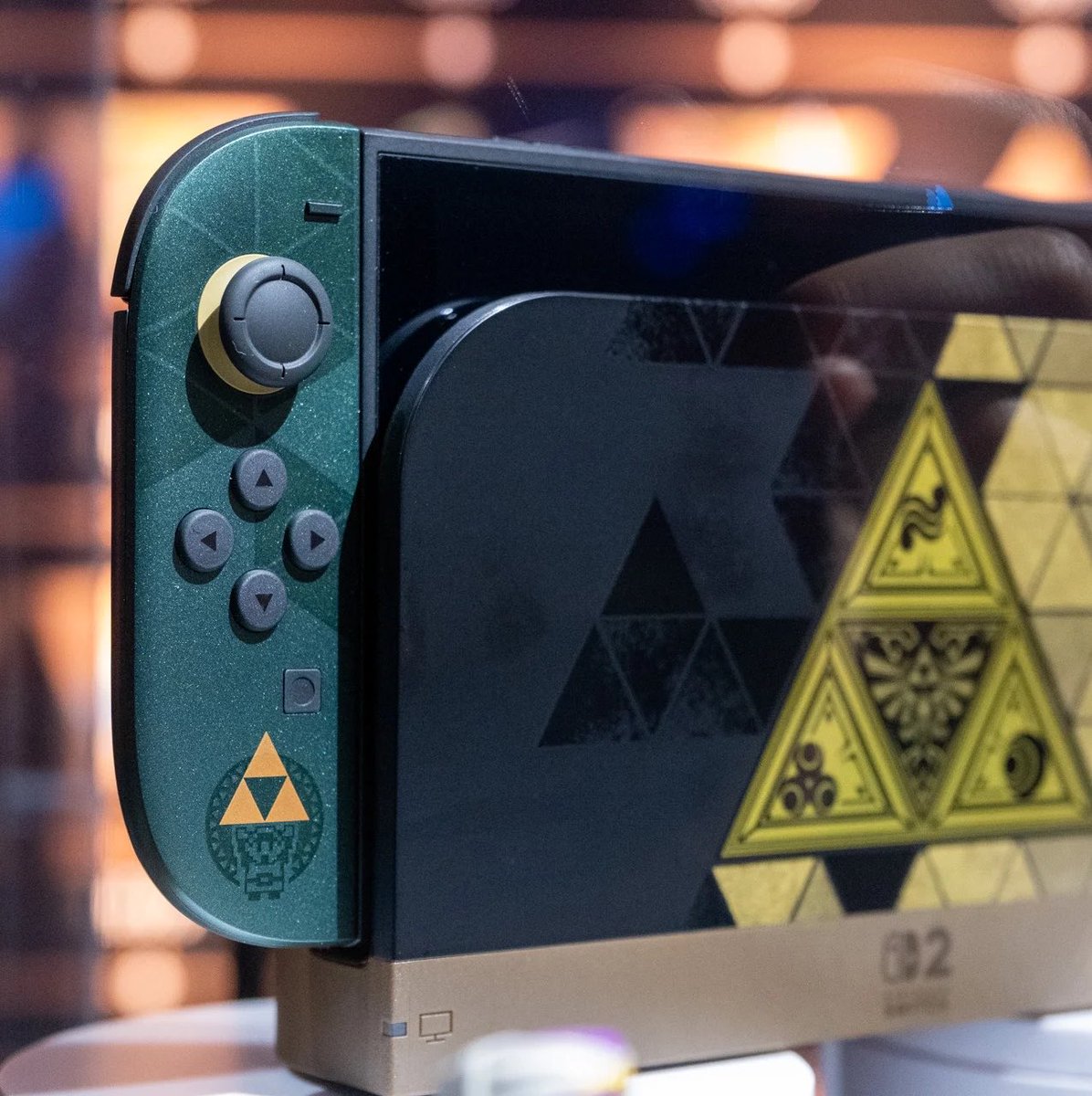 astrogo360's tweet photo. Voici des nouvelles images de la console Switch 2 Edition Zelda 40 ans‼️

Les références à la licence sont nombreuses et les couleurs bien assorties 

Il y a juste quelques traces de doigts sur le dock qui auraient pu être nettoyées 😂 https://t.co/INpeb1aFph