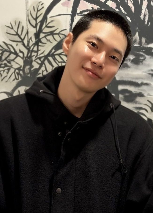 kimdiidy's tweet photo. หล่อเหมือนเดิม เพิ่มเติมคือแก้มที่หายไป ㅠㅠ ㅠㅠ https://t.co/pHKIh0P1L2
