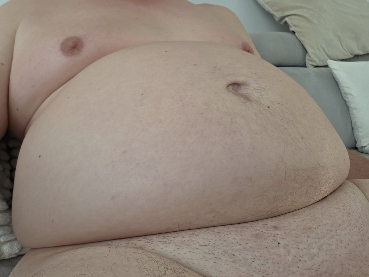 GrowingCarsten's tweet photo. Sonntagmittag, die Party ist vorbei und ich liege rund, satt und zufrieden auf dem Sofa. 😌🍕 Wie sieht euer Katersonntag aus: Couch, Pizza oder beides?
#feedee #bhm #bigbelly #chubby https://t.co/GwymNo4l0k