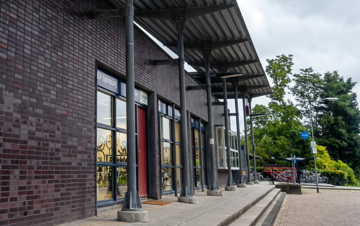 wimbeerden's tweet photo. Station van de dag 
4 oktober 2026
Het station van Uithuizen uit 2000 in Noord-Groningen,een ontwerp van Olga Architecten.
Foto's door mij genomen op 19 juni 2018 https://t.co/48pdl3RzyZ