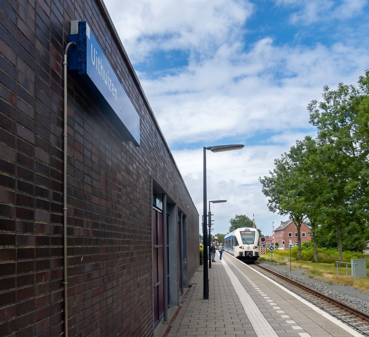 wimbeerden's tweet photo. Station van de dag 
4 oktober 2026
Het station van Uithuizen uit 2000 in Noord-Groningen,een ontwerp van Olga Architecten.
Foto's door mij genomen op 19 juni 2018 https://t.co/48pdl3RzyZ