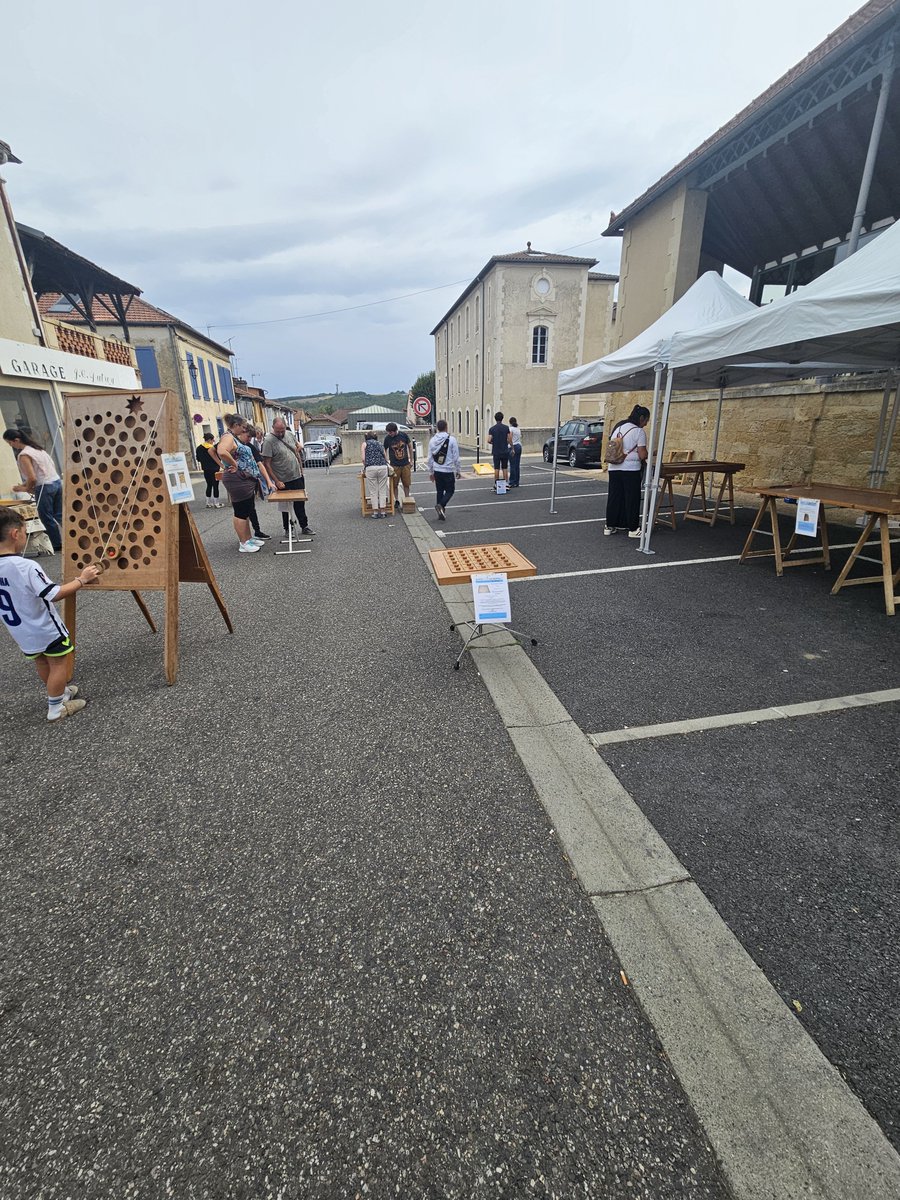 yohanberat10384's tweet photo. Nombreux stands et jeux en bois enciens a la journée vintage a mirande dans le gers dimanche 4 octobre
#mirande #gers #journéevintage #jeuxenciens #stands https://t.co/Vg8SHbiM9A
