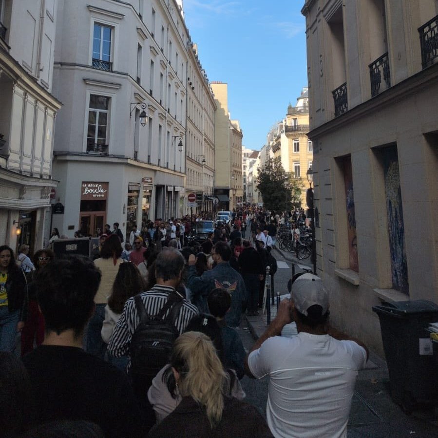 sboficial's tweet photo. Brasileiros enfrentam fila gigantesca para votar em Paris. #Eleicoes2026 https://t.co/LzmZ9ko2KH