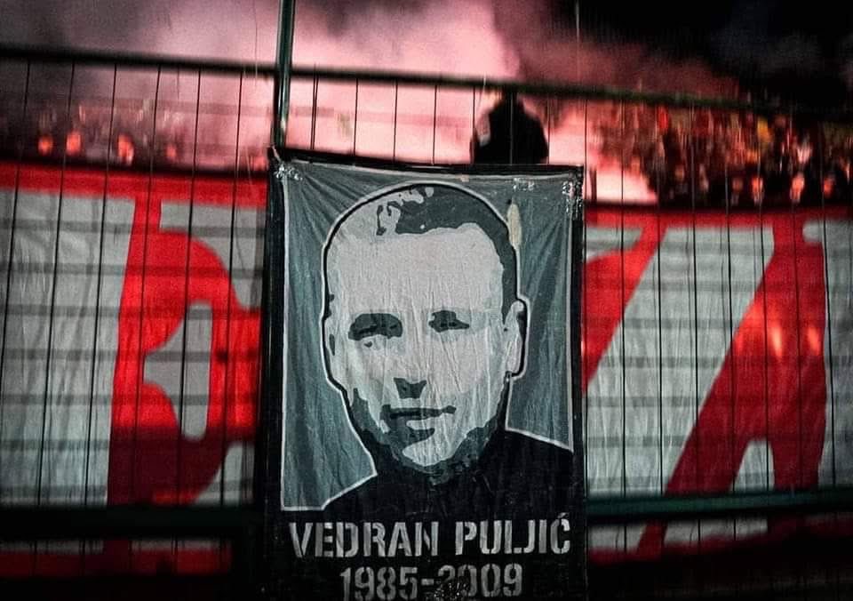 ultras1899_'s tweet photo. 4 octobre 2009 - FC Sarajevo : Vedran #Puljić, un #ultras de la #HordeZla est tué par balles, lors d'affrontements à Siroki Brijeg, un canton croate d’Herzégovine, lors d'un déplacement du #FKS #Sarajevo https://t.co/Nn1ja8SiF5