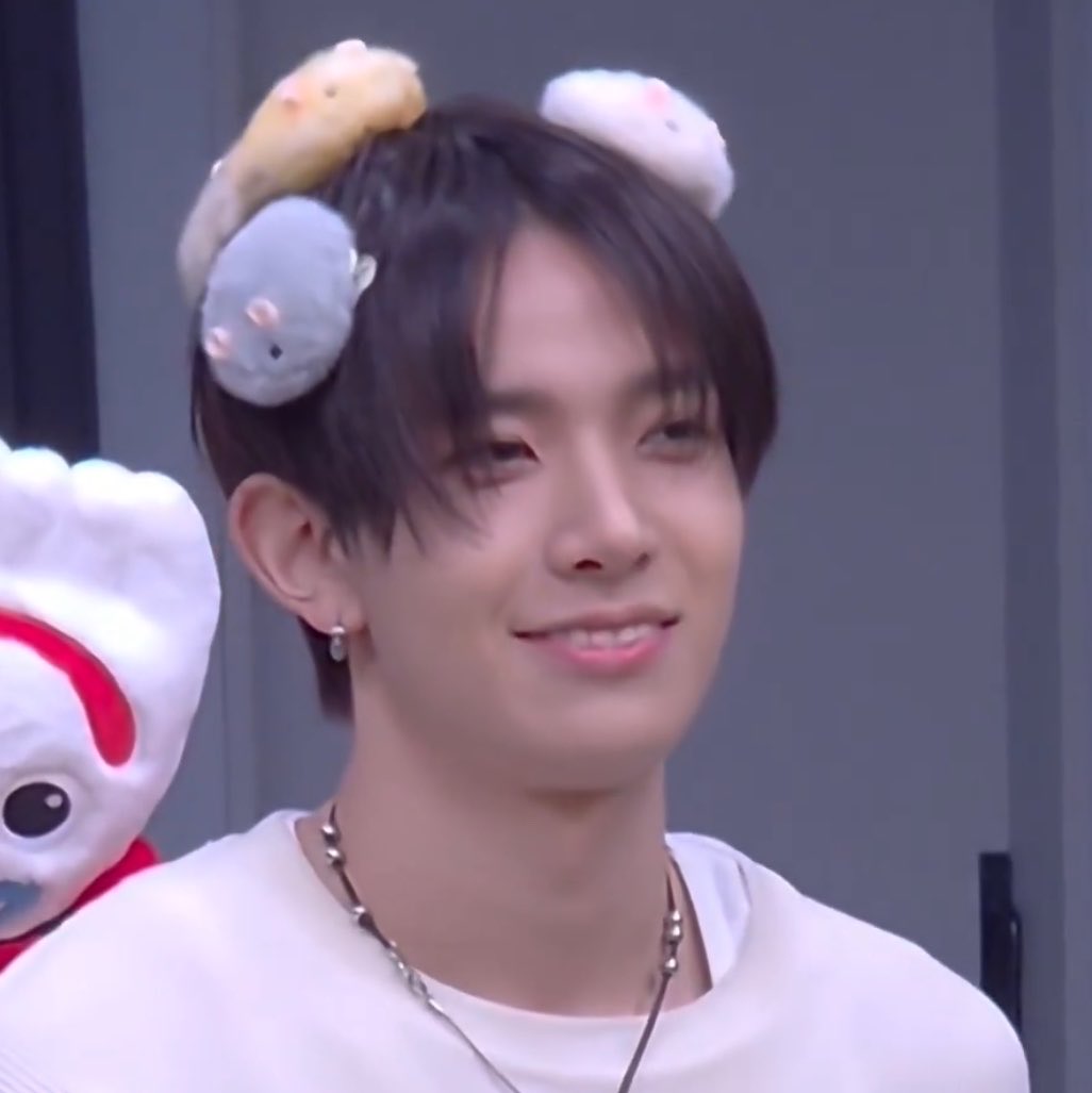lheeslvr's tweet photo. my pretty pretty little hamster https://t.co/AFMEFsIZQv