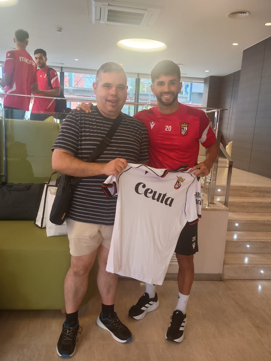 ElFarodeCeuta's tweet photo. 🗞 Breves El Faro

Detalle del Ceuta con un aficionado del club en Castellón, Diego, que se confesó muy seguidor del equipo caballa y mostró su solidaridad con la ciudad

#Ceuta #ADCeuta #futbol @jjromerog5 @ADCeuta_FC https://t.co/ioHk1RbIgx