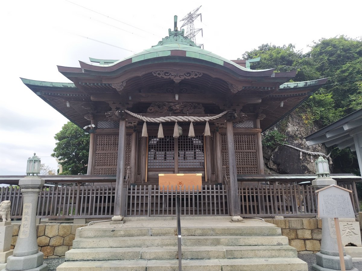 ogurisap's tweet photo. 門司　和布刈神社

関門海峡の下にある和布刈(めかり)神社
海側にも鳥居がある不思議
たまたま門司港に南極観測船ふじ(オレンジのやつ)が停泊してて一般公開されてた https://t.co/lBTCSpoejb