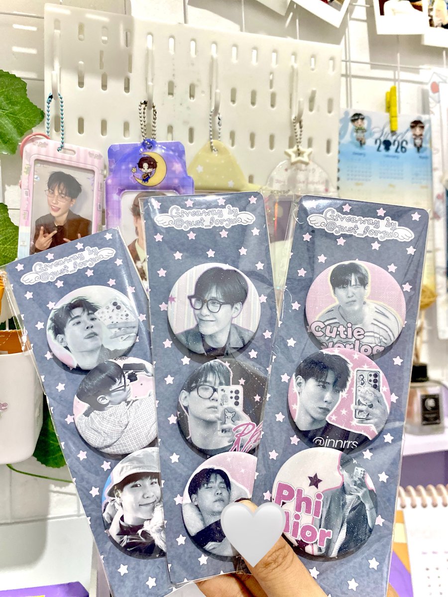 Just_forJu's tweet photo. up skrg aja dah🤣

[Mini giveaway by @just_forju] 🤎

Dalam rangka merayakan bulan lahir suaminya pacarku, ak mau giveaway 3 set pin button.

Syaratnya: 
- INA Only
- repost &amp; like tweetnya
- desc juju dalam 2 kata di reply

Co by 🍊99p
Pengumuman besok malem jam 8.

#junniorrs https://t.co/MGM53oVvAh