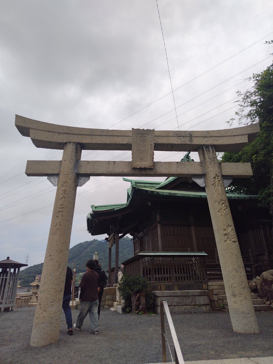 ogurisap's tweet photo. 門司　和布刈神社

関門海峡の下にある和布刈(めかり)神社
海側にも鳥居がある不思議
たまたま門司港に南極観測船ふじ(オレンジのやつ)が停泊してて一般公開されてた https://t.co/lBTCSpoejb